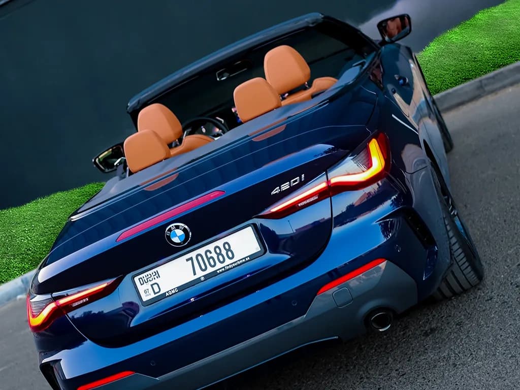 BMW 420i Convertible 2024 view 4