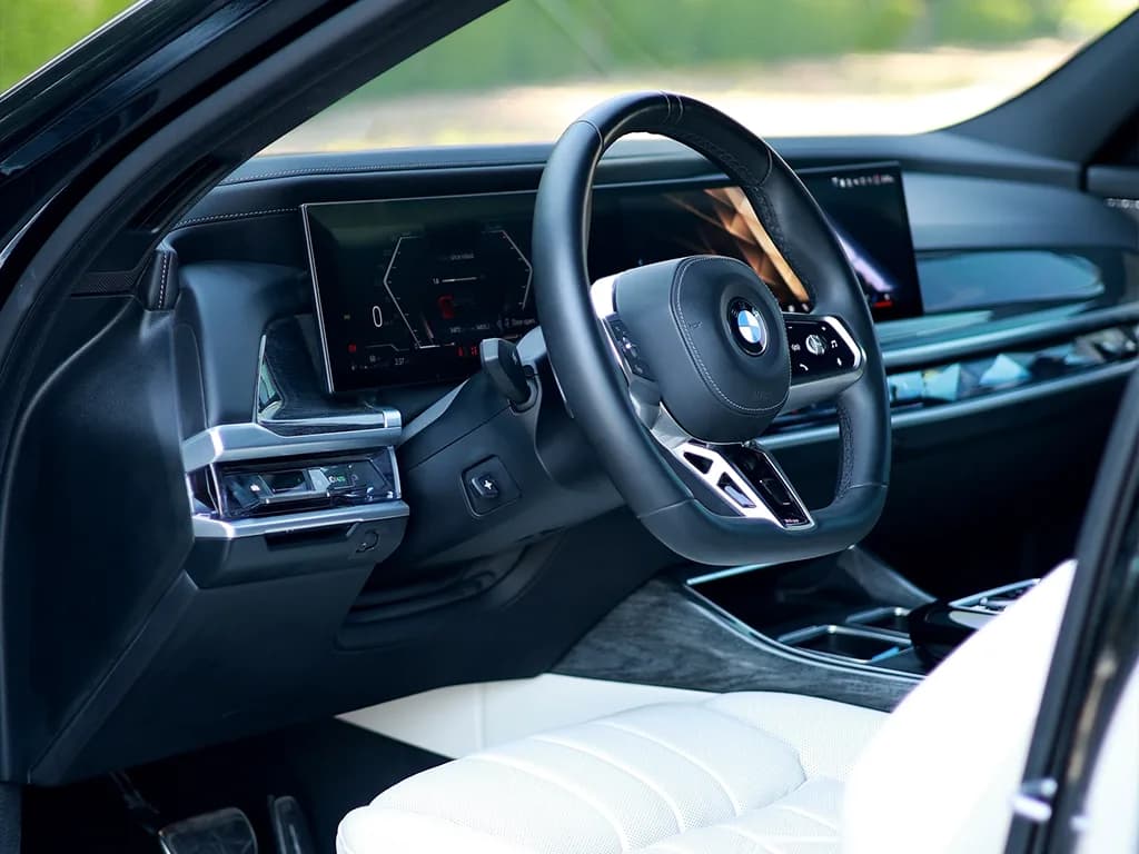 BMW 735i 2024 view 5