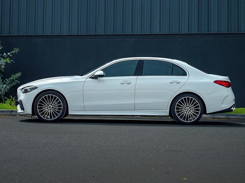 Mercedes Benz C200 2024 view 2