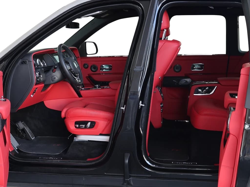 Rolls Royce Cullinan Black Badge view 4